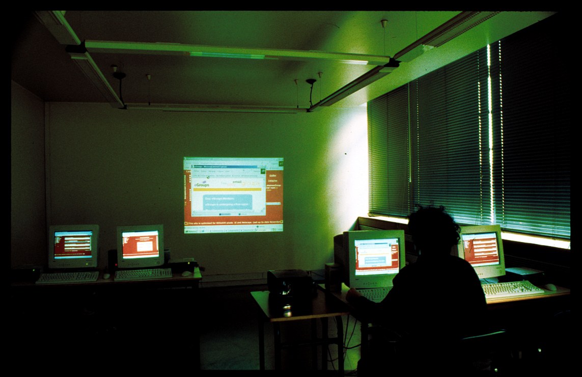 Computer room with a projected web page · December 2000 · 1