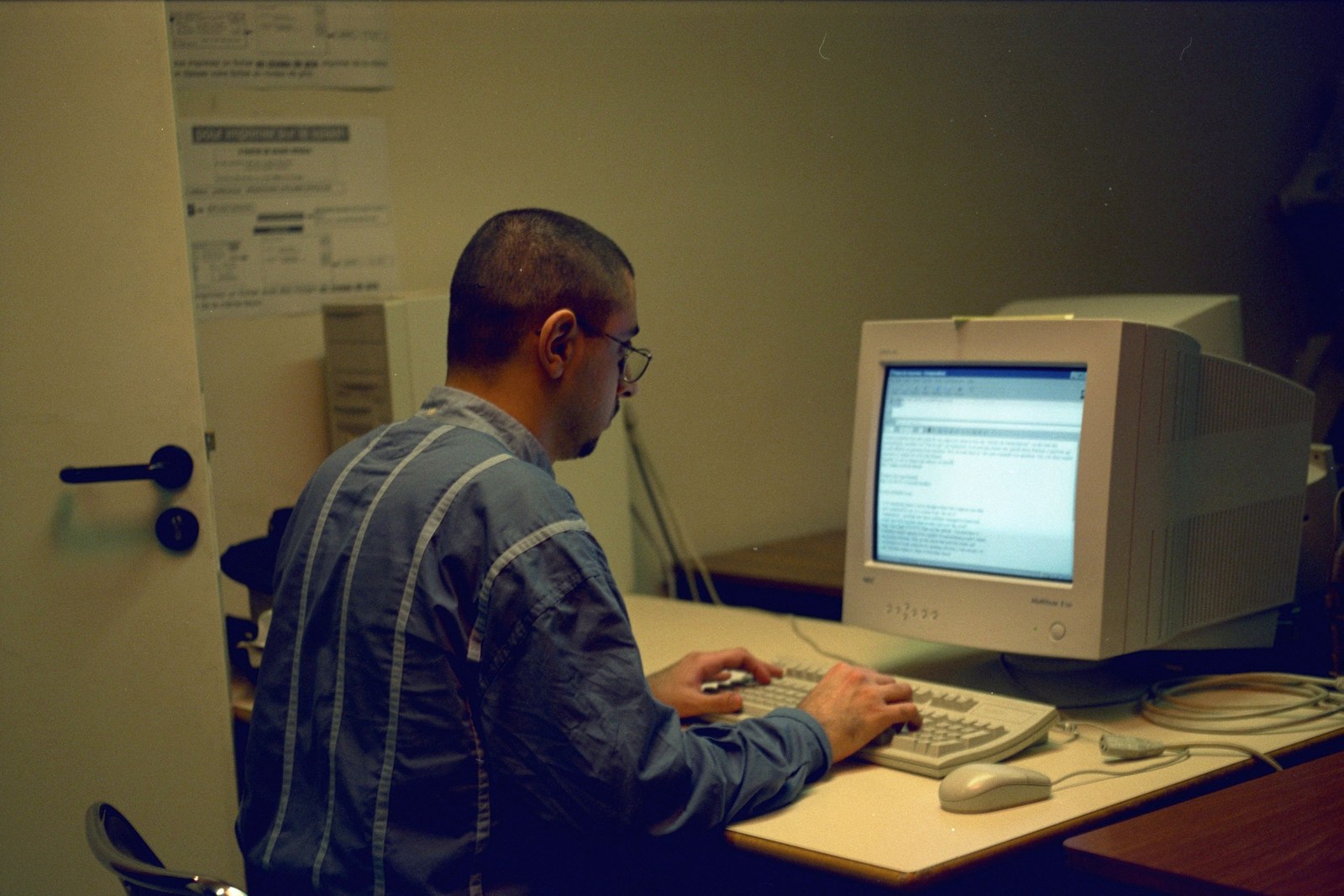 Ricardo Mbarkho à l’ordinateur · vers 1998 · 1